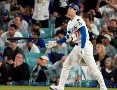 麻将胡了2-詹姆(mǔ)斯(sī)盛赞库裡(lǐ)：他如同篮球(qiú)界(jiè)的大谷翔平