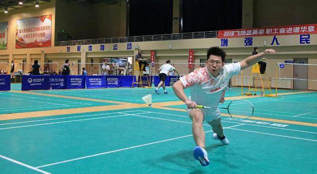 麻将糊了-威海高區(qū)总工(gōng)會(huì)举办职工(gōng)羽毛球比(bǐ)賽(sài)