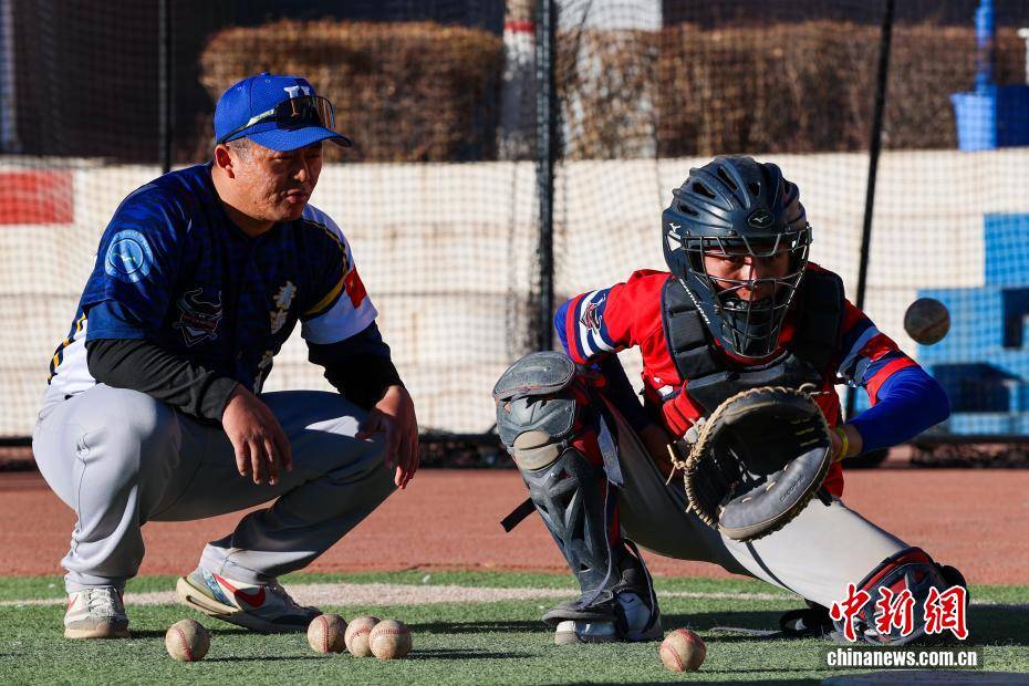 麻将胡了2-【图片故事】棒球(qiú)教(jiào)练华旦班玛：爲(wèi)高原牧区孩(hái)子揮(huī)出一条“梦想之(zhī)路(lù)”