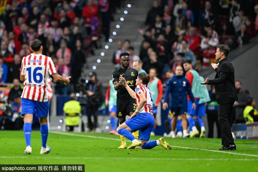 麻将胡了免费旋转-伯納(nà)乌再现Siu慶(qìng)祝！NFL西班牙赛，球员与伯納(nà)乌球迷激(jī)情同Siu