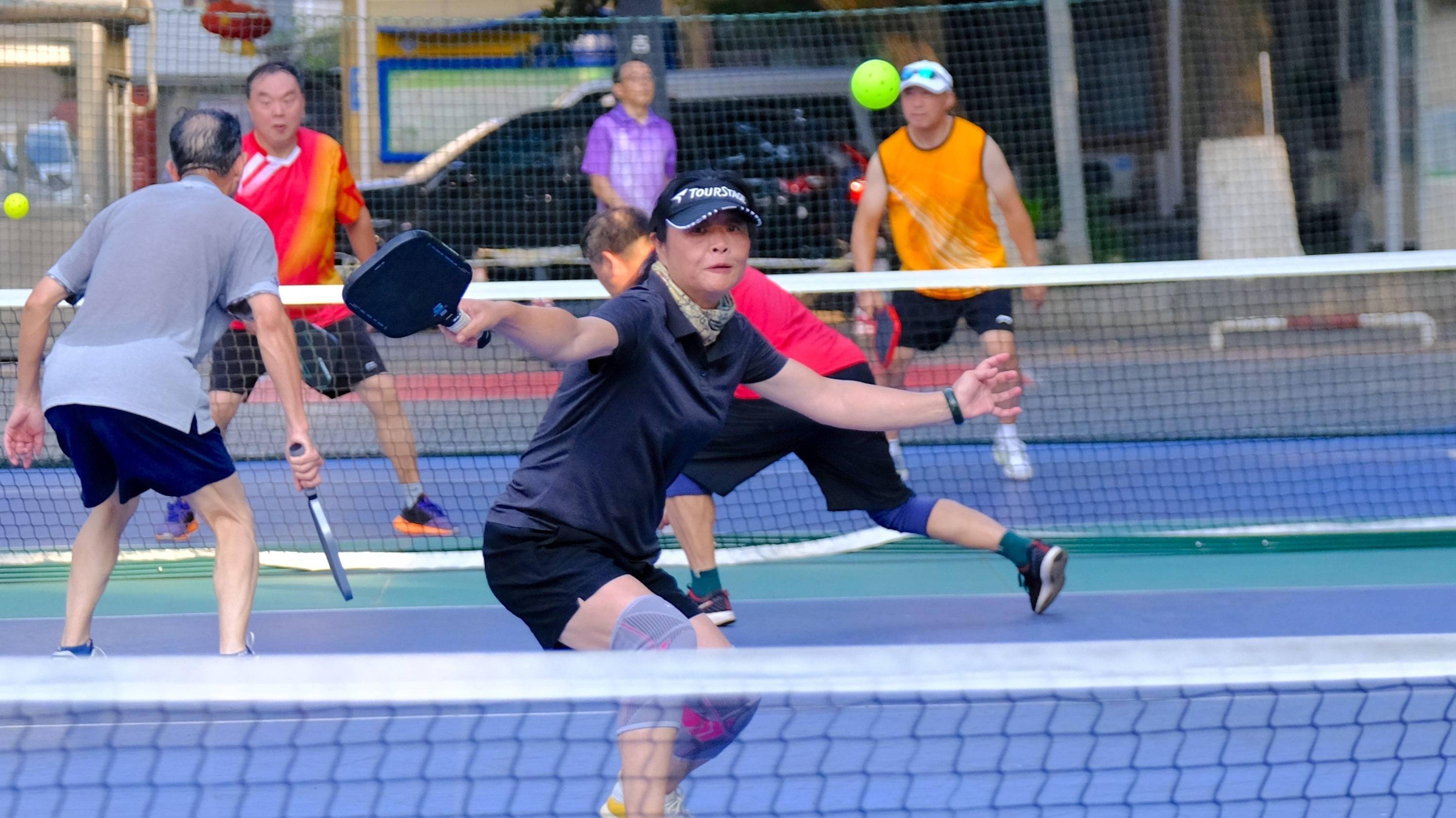 麻将糊了-告别羽毛(máo)球自由,中产迷上(shàng)匹克球