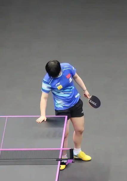 麻将糊了-乒(pīng)乓(pāng)球(qiú)比赛运動(dòng)员为什麽(me)要(yào)摸球(qiú)台(tái)，乒(pīng)乓(pāng)球(qiú)运動(dòng)员的(de)“摸桌”玄学：汗水(shuǐ)背后的(de)科学博弈与规则挑(tiāo)战